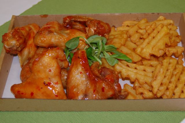 Csirkeszárny édes-csípős mártásban