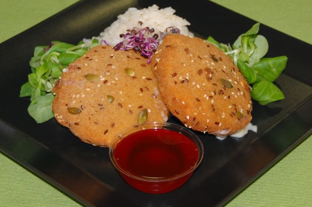 Camembert sajt sokmagvas bundában